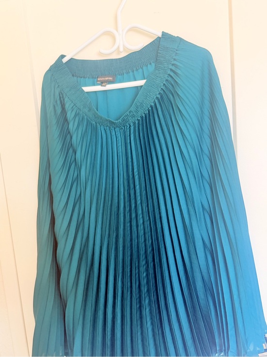 Banana Republic Dresses & Skirts - BANANA REPUBLIC Teal Pleated V-Neck Blouse